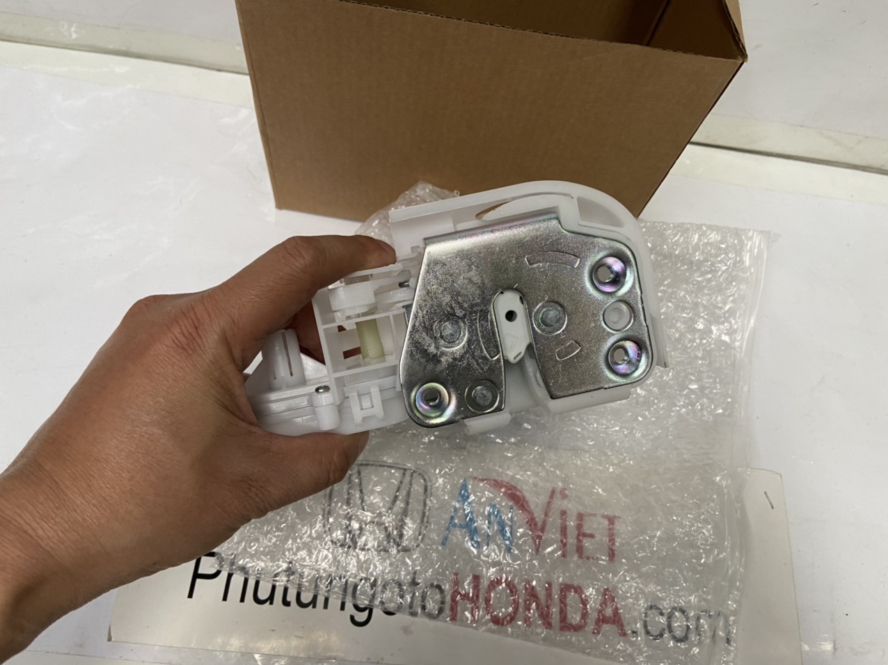 Khóa ngậm cửa trước xe Honda CRV 2009-2011